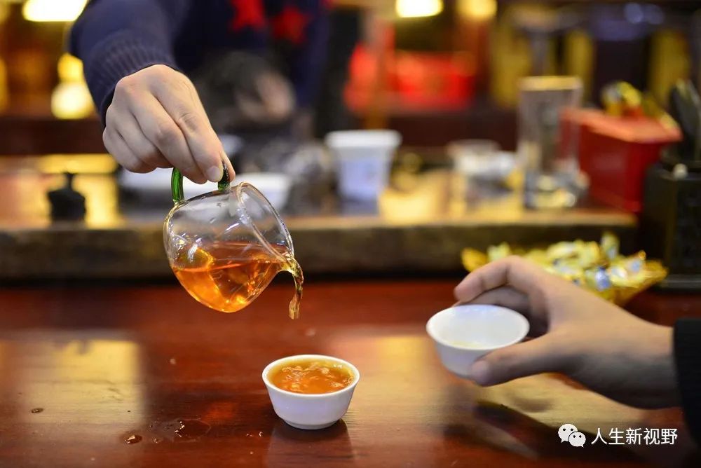 茶馆摆谈：一位警官感叹，人生美好的时光不过短短几年